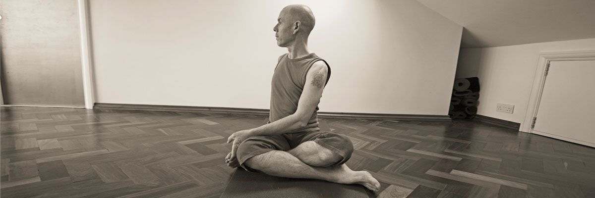 Norman in a right-hand twist pose